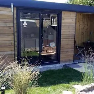 https://chalet-2-pers-aux-portes-de-vannes-jacuzzi-en-option.inbrittany.com